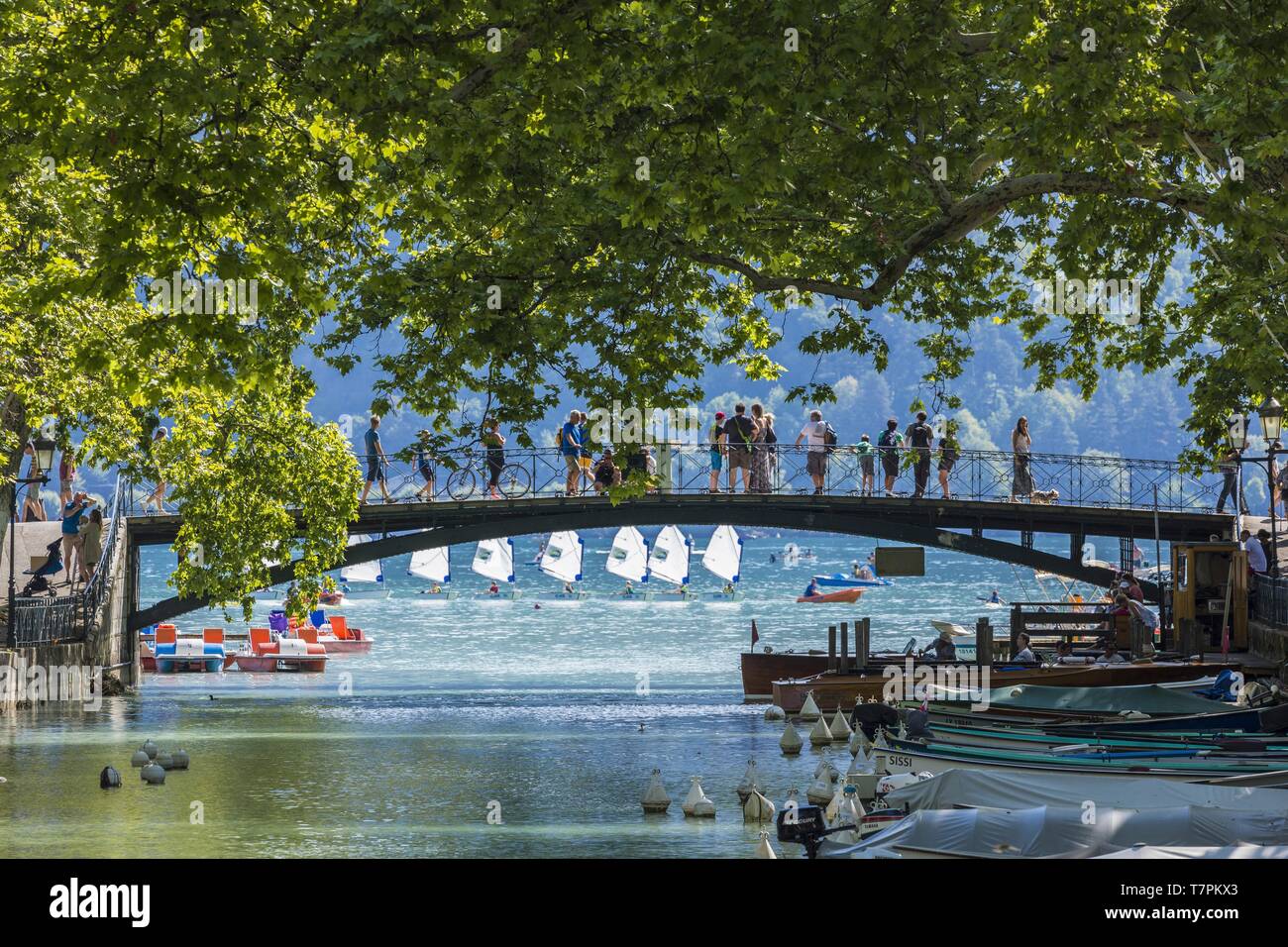 Frankreich, Haute Savoie, Annecy, Boote auf dem Kanal du Vasse und die Pont des Amours Stockfoto