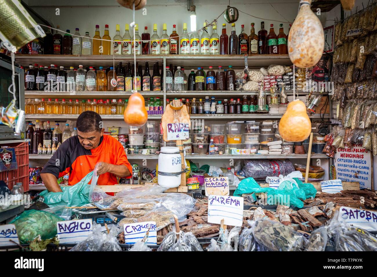 Brasilien, Salvador de Bahia, Sao Joaquim Fair, im Ortsteil Lebensmittelgeschäft einen Stall von traditionellen Produkten, Kräuter, Gewürze und Heilpflanzen Stockfoto