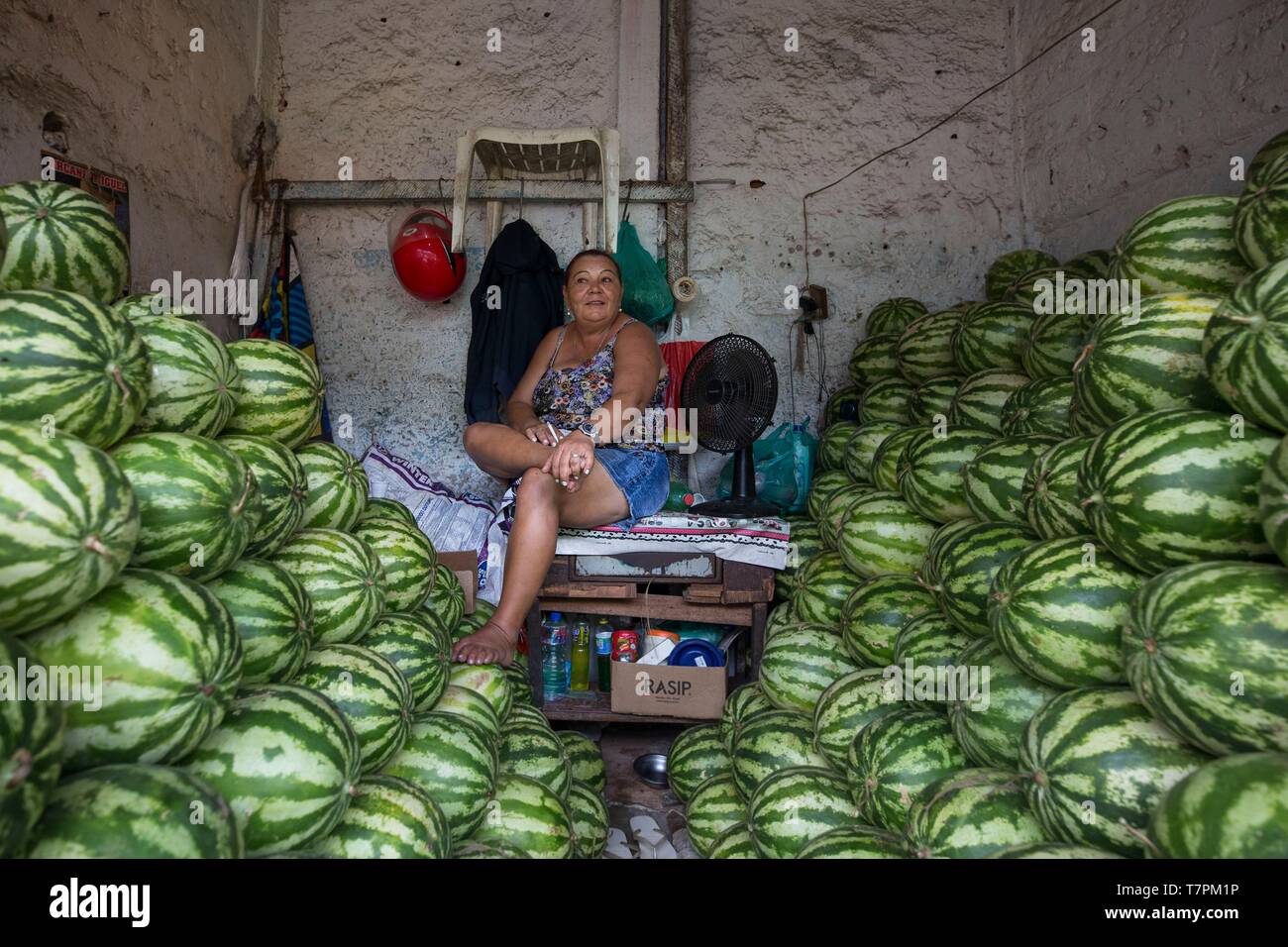 Brasilien, Salvador de Bahia, Sao Joaquim Fair, in seinem Stall Wassermelone Verkäufer Stockfoto