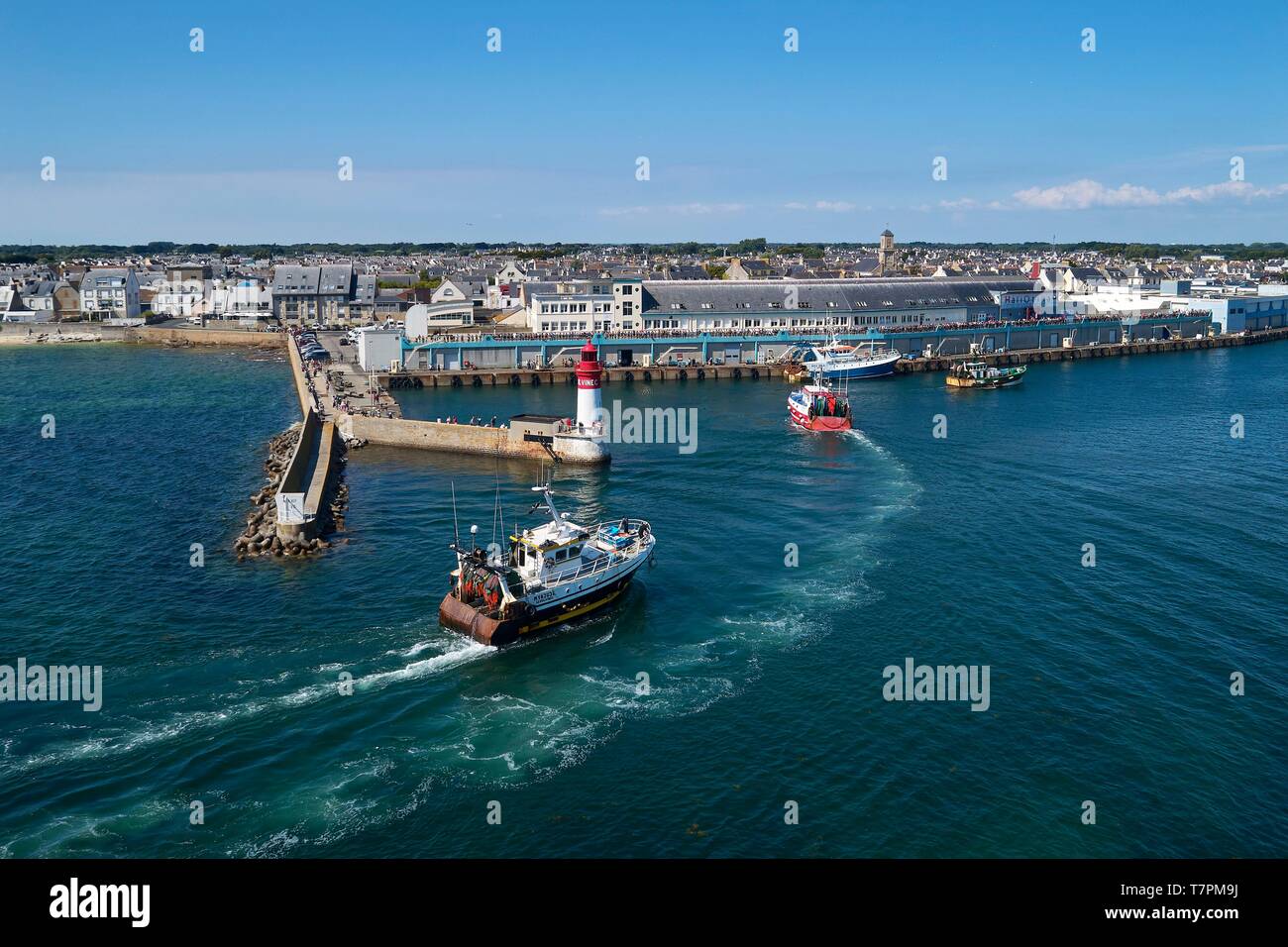 Frankreich, Finistere, Le Guilvinec, Haliotika la Cité de la Peche, die Fischerboote, die Rückkehr von Angeln am Abend (Luftbild) Stockfoto
