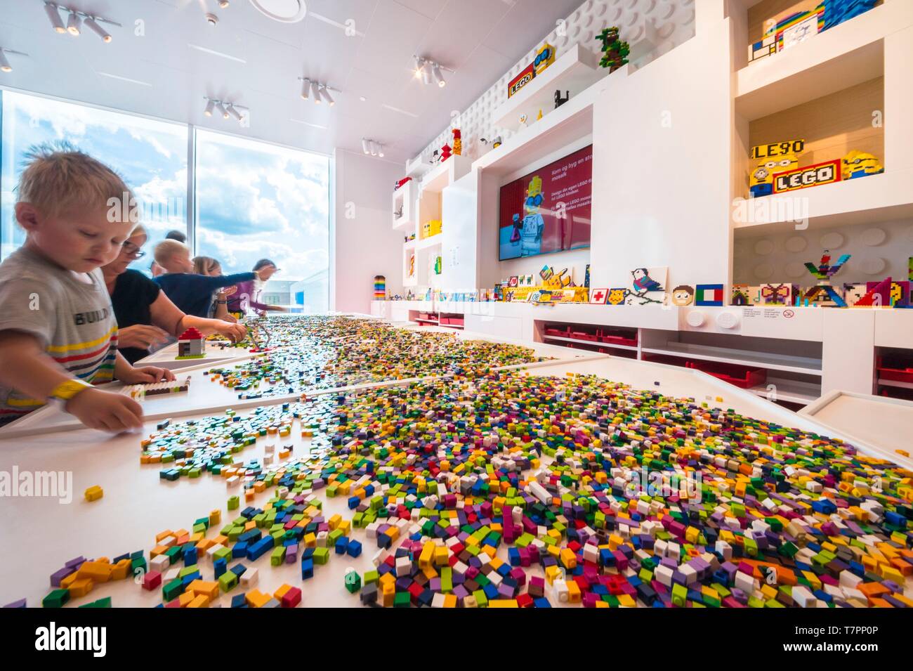 Dänemark, Nordjütland, Billund, Lego® Haus ist die Lego®-experimentellen Zentrum für die allgemeine Öffentlichkeit mit 25 Millionen Ziegel über 12.000 m2 in sechs Zonen verfügbar: hier die rote Zone zu kreativen Fähigkeiten, sondern auch die grüne Zone soziale Fähigkeiten zu entwickeln, die gelbe Zone emotionale Fähigkeiten zum Ausdruck zu bringen, die blaue Zone für das Erwachen der kognitiven Fähigkeiten, der Zone der monumentalen Werke und der U-Bahn das historische Museum, Stockfoto