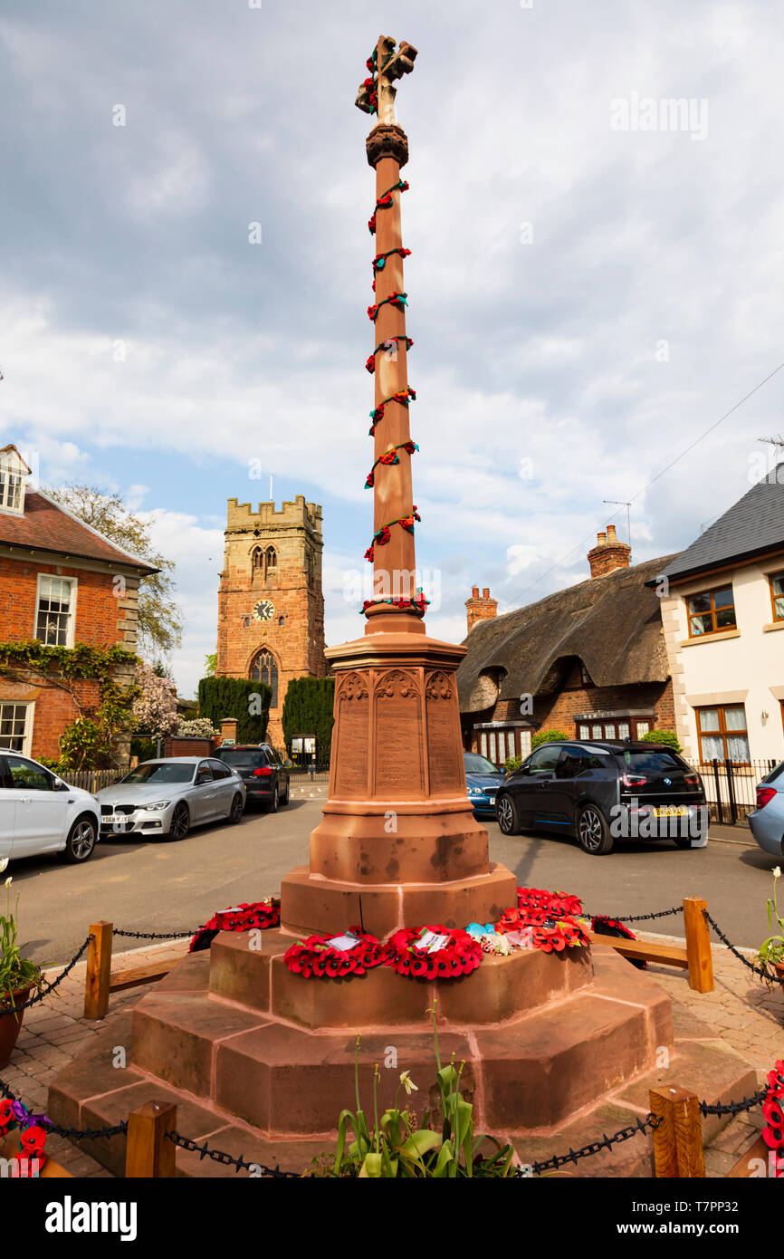 Dunchurch und Thurlaston Kriegerdenkmal auf dem Platz des Dorfes Dunchurch, in der Nähe von Rugby, Warwickshire, West Midlands, England Stockfoto