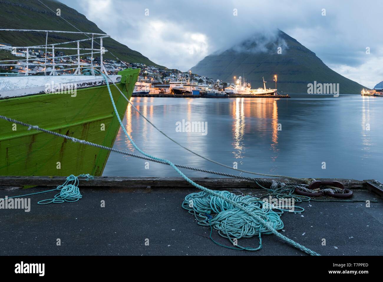 Dänemark, Färöer Inseln, Insel Bordoy, Klaksvik, Hafen mit Kunoy Insel im Hintergrund Stockfoto