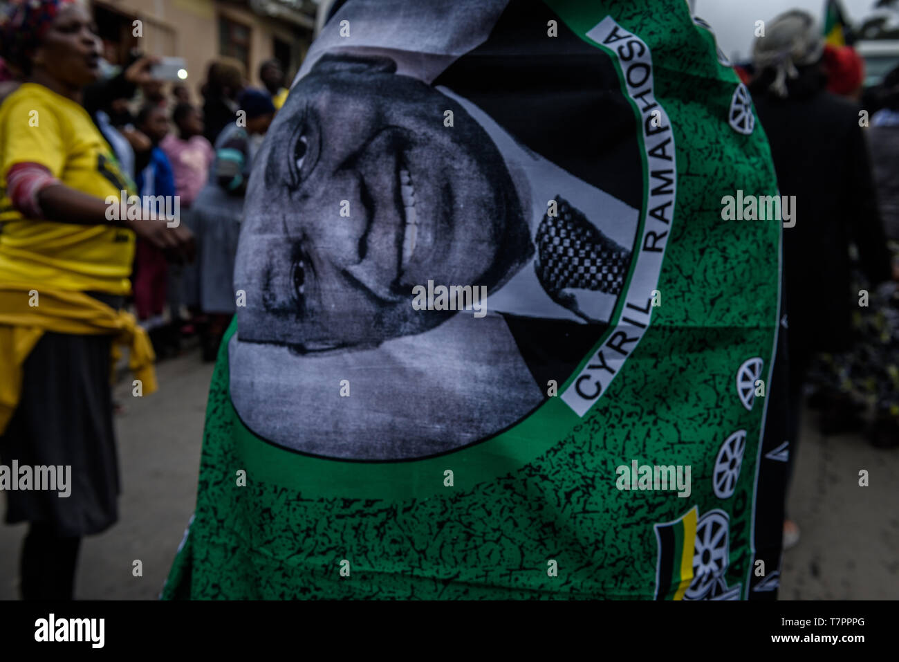 Eine Frau trägt ein Tuch wickeln mit ANC-Präsident Cyril Ramaphosa's image Während 2019 Wahlen in Südafrika in Imizamo Yethu informellen Siedlung Stockfoto