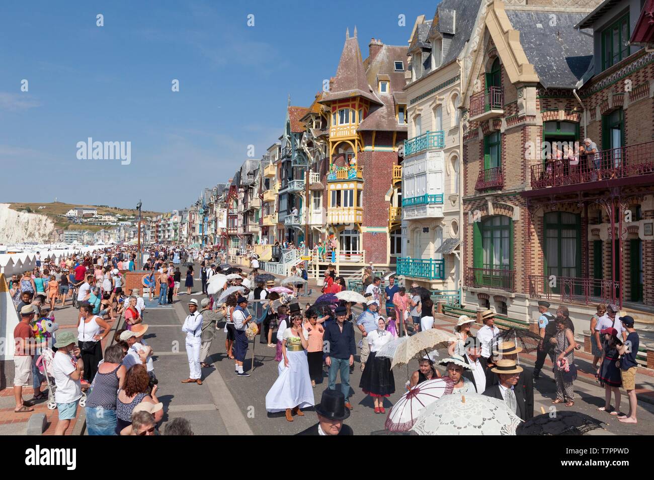 Frankreich, Somme, Mers-les-Bains, Tag Schwimmer", Parade in Kostümen auf dem Deich Stockfoto