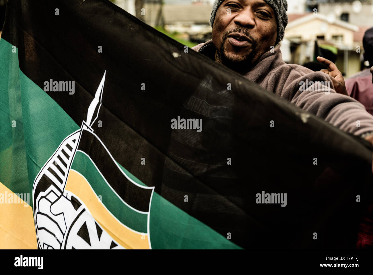 Flagge des ANC ist hoch am 8. Mai 2019 Wahlen in Südafrika sammeln in Imizamo Yethu informellen Siedlungen in Hout Bay, in der Nähe von Kapstadt Stockfoto