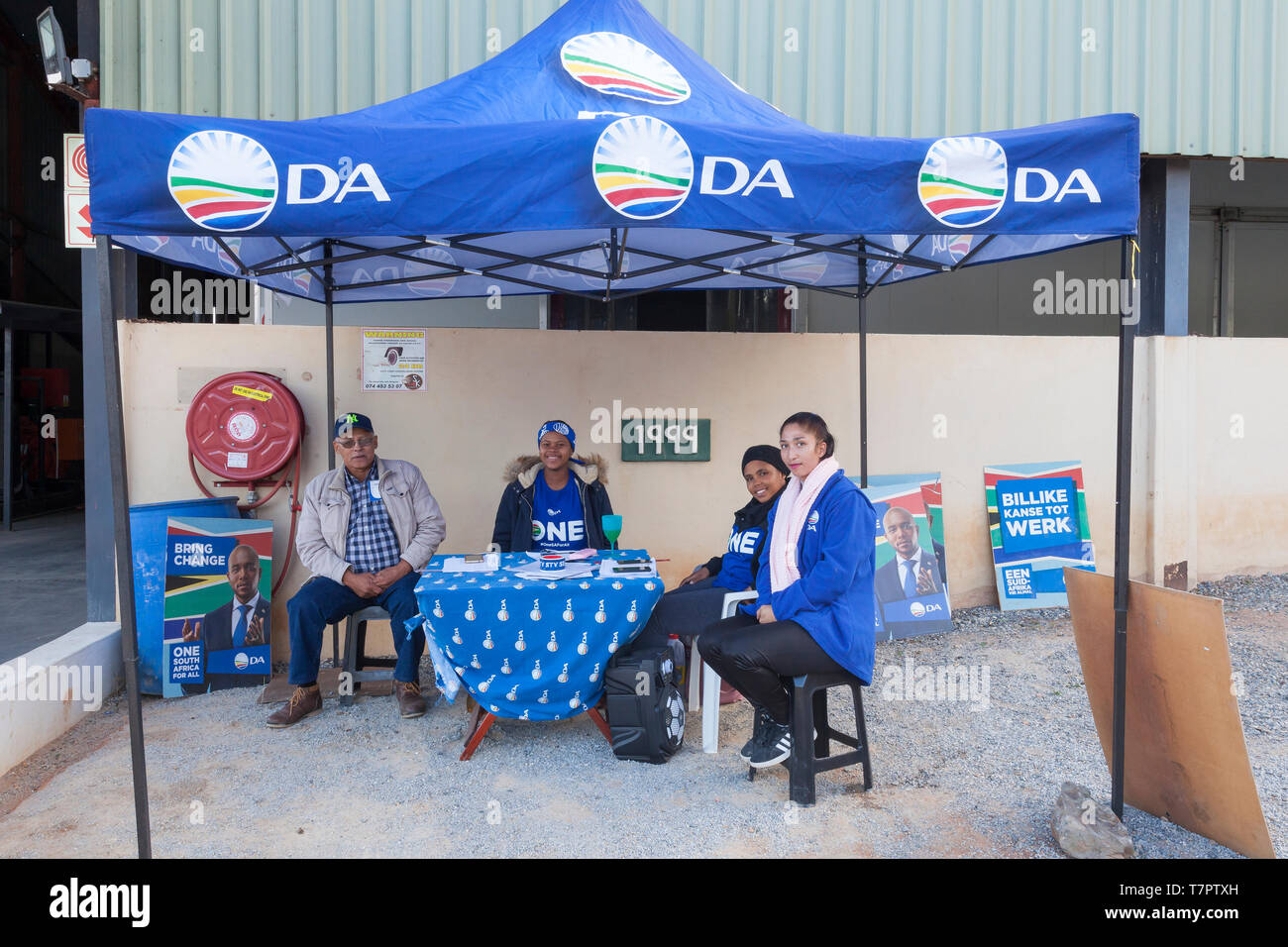 Democratic Alliance (DA) Partei Vertreter auf der Robertson Wahllokale, Western Cape, Südafrika während der 2019 nationale Wahlen am 8. Mai Stockfoto