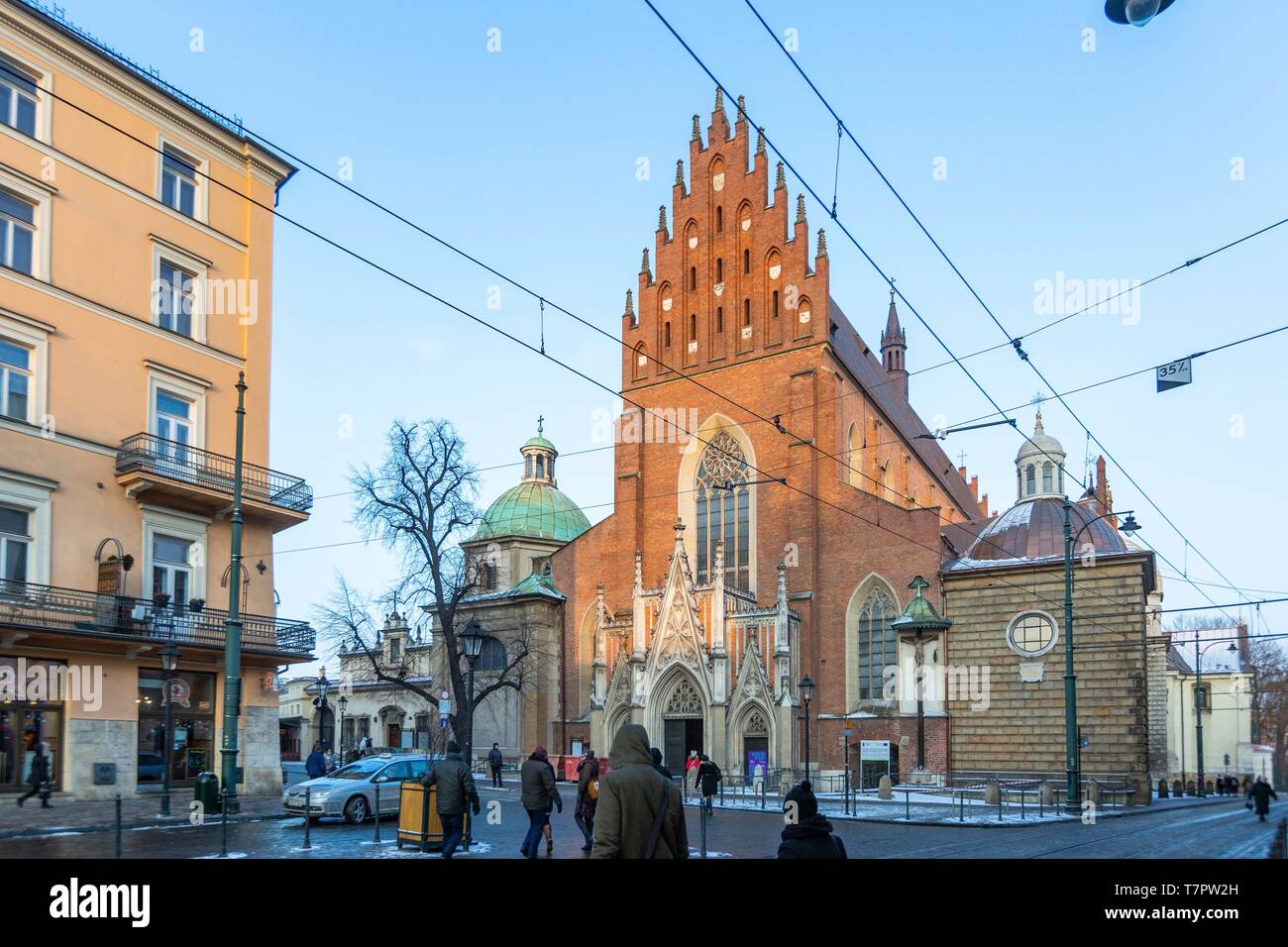 Polen, Krakau, Straße der Stadt, die Basilika der Heiligen Dreifaltigkeit, gotische Fassade der Dominikanerkirche Stockfoto