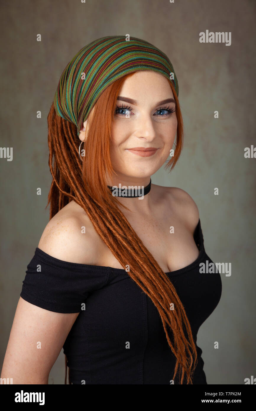 Portrait pf einen schönen roten Frau mit Dreadlocks vorangegangen und das Tragen eines Kopftuchs. Stockfoto
