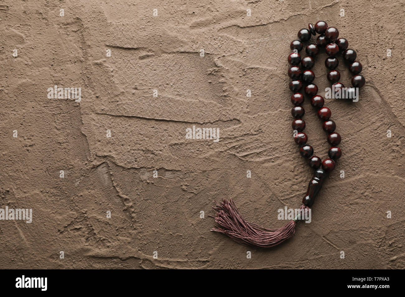 Gebet Perlen auf braunem Hintergrund, Platz für Text Stockfoto