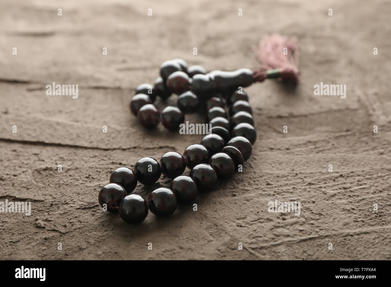 Gebet Perlen auf braunem Hintergrund, Platz für Text Stockfoto