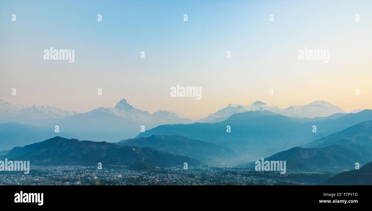 Panoramablick auf die matschaputschare und die annapurnas bei Sonnenaufgang von Sarangkot in Nepal Stockfoto