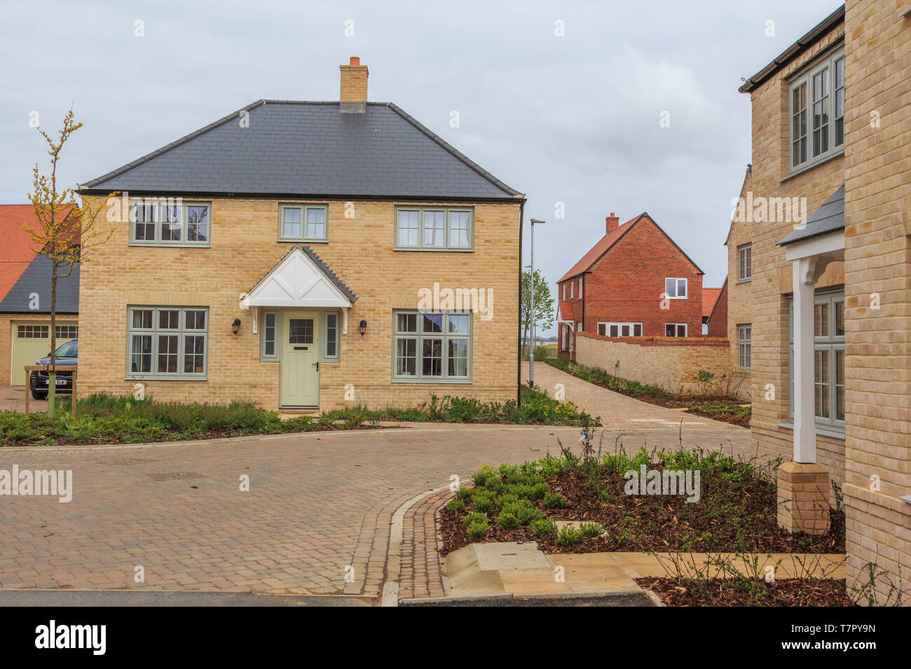 Redrow neue Häuser bauen, Alconbury Weald wichtige neue Gehäuse Entwicklung, in der Nähe von Huntingdon, Cambridgeshire, England, UK, GB Stockfoto