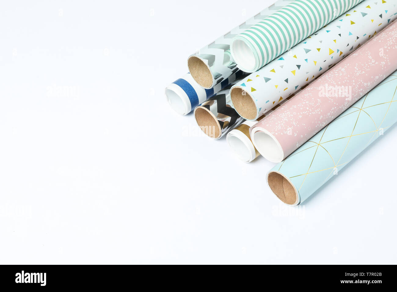 Walzen der festliche Verpackung Papier auf weißem Hintergrund. Platz für Text Stockfoto