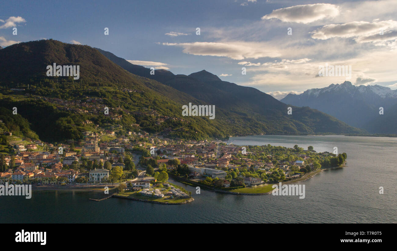 Panoramaaussicht, kleines Dorf am Comer See Stockfoto