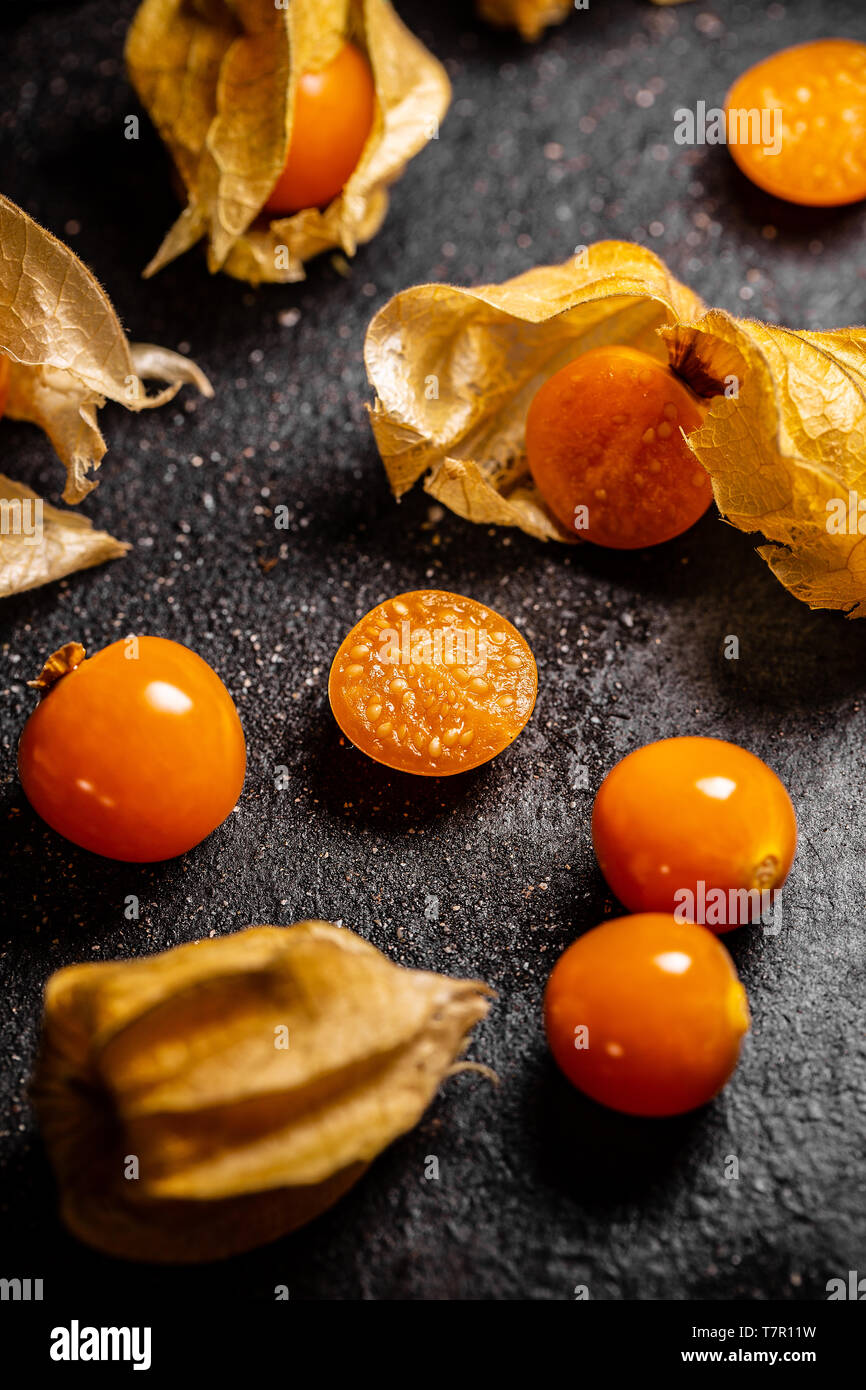 Kap Stachelbeeren mit Kelch auf schwarzem Hintergrund Stockfoto