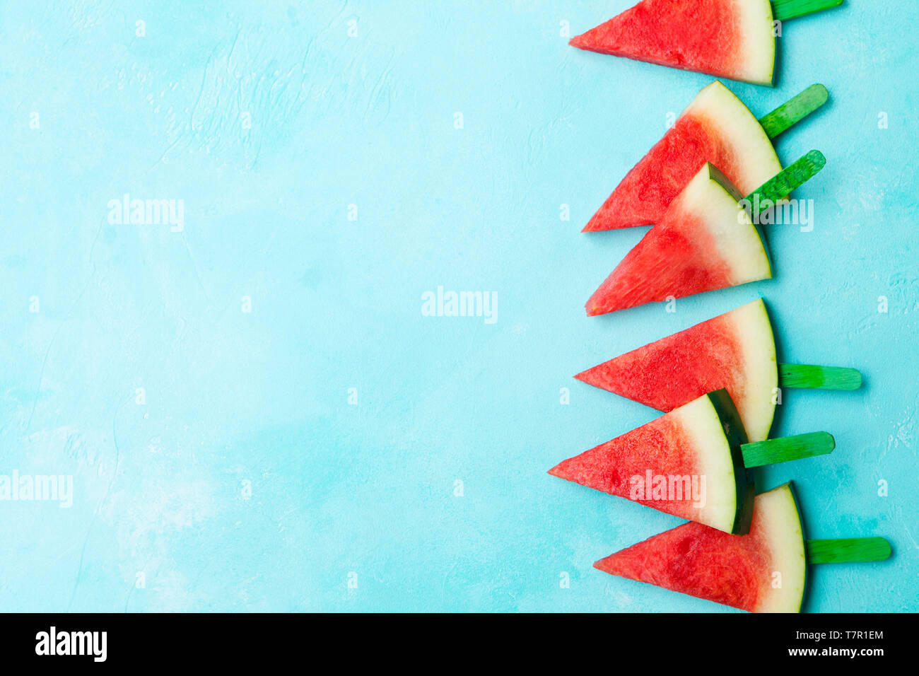 Wassermelone auf blauem Hintergrund. Ansicht von oben. Kopieren Sie Platz. Stockfoto