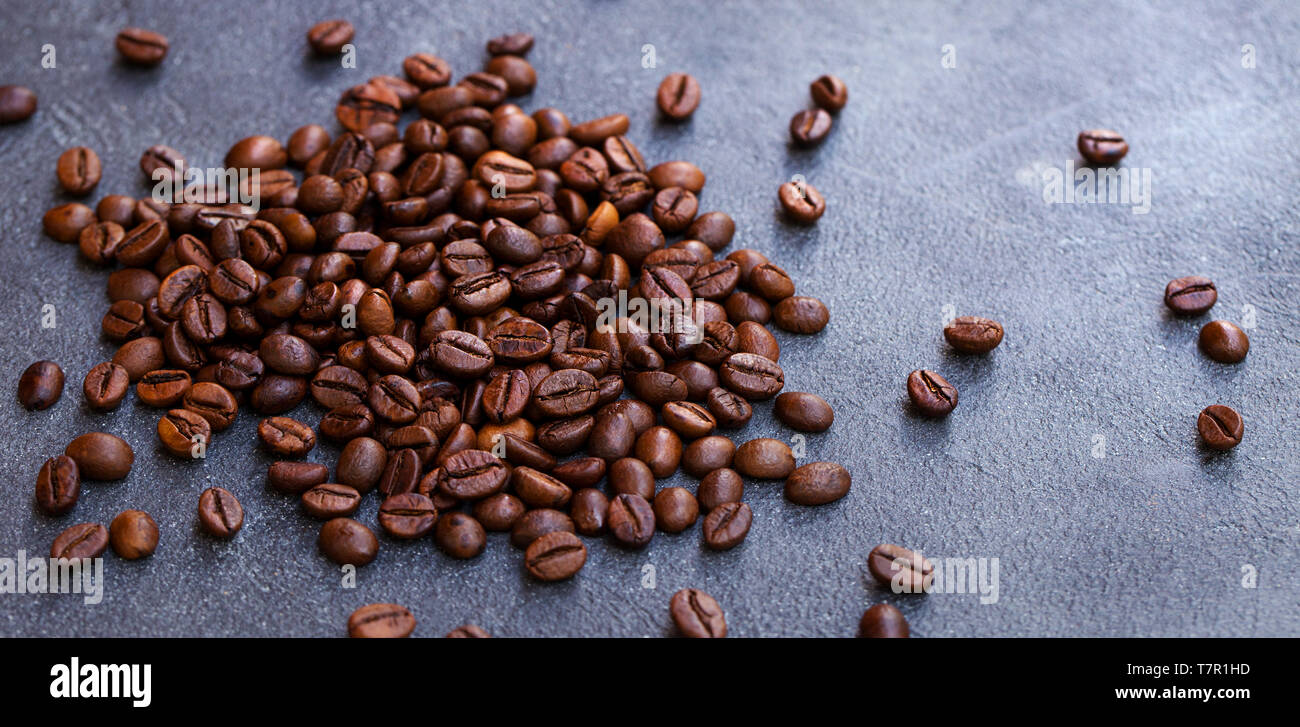 Kaffeebohnen auf grauem Schiefer Hintergrund. Kopieren Sie Platz. Stockfoto