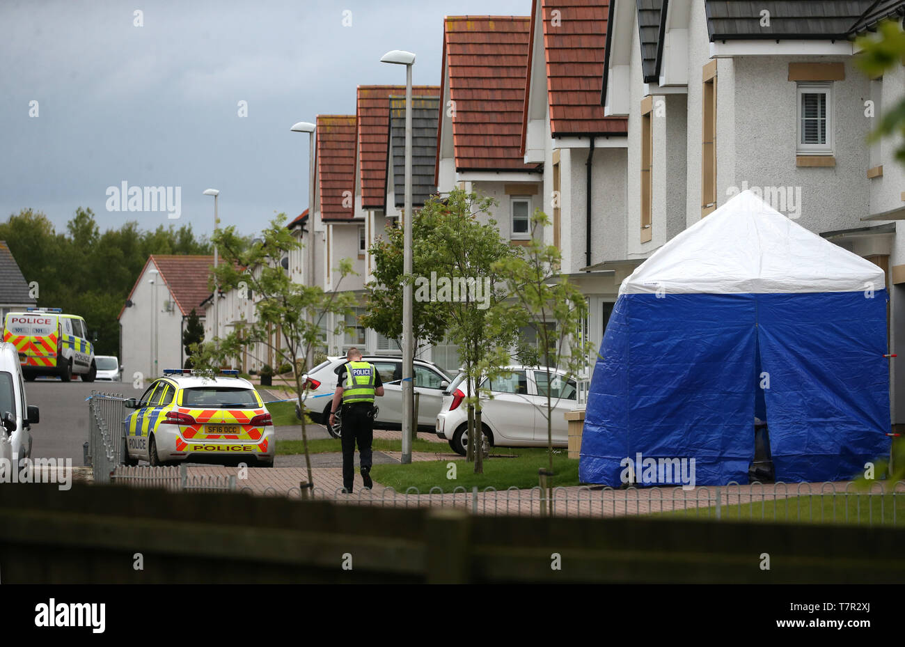 Die polizeiliche und gerichtliche Offiziere außerhalb 61 Fairfeild Park, Monkton, Ayrshire, wo 39-jährige Emma Faulds von Kilmarnock zuletzt gesehen wurde, nachdem sie als vermisst gemeldet wurde. Stockfoto