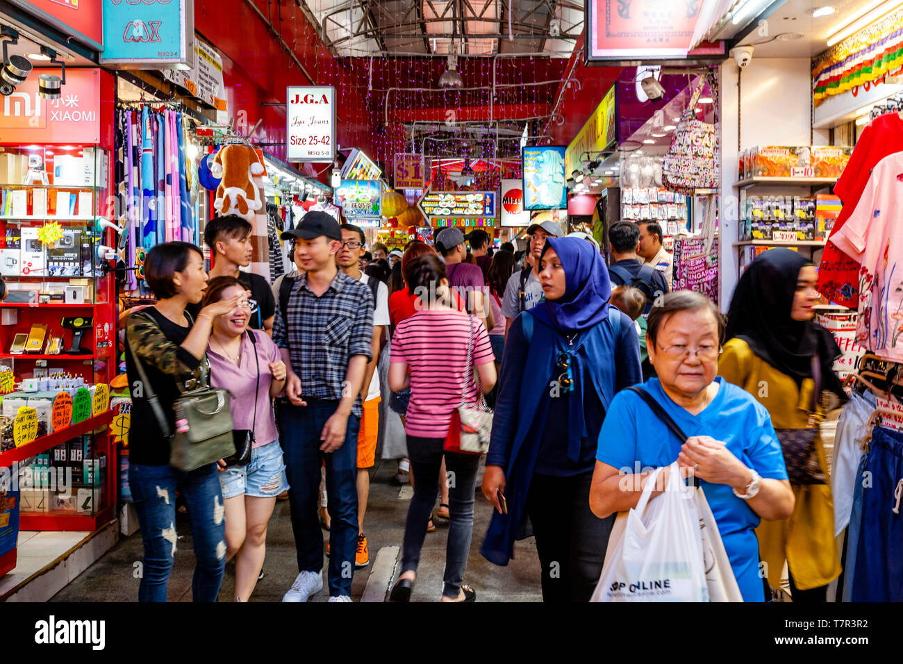 Die Menschen vor Ort Einkaufen in Bugis Street Market, Singapur, Südostasien Stockfoto