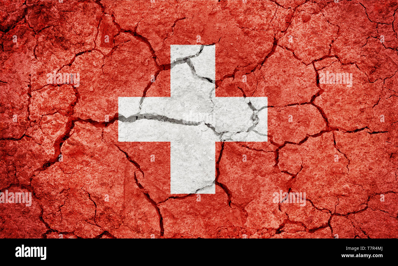 Schweizerischen Eidgenossenschaft Flagge auf trockener Erde Boden Textur Hintergrund Stockfoto