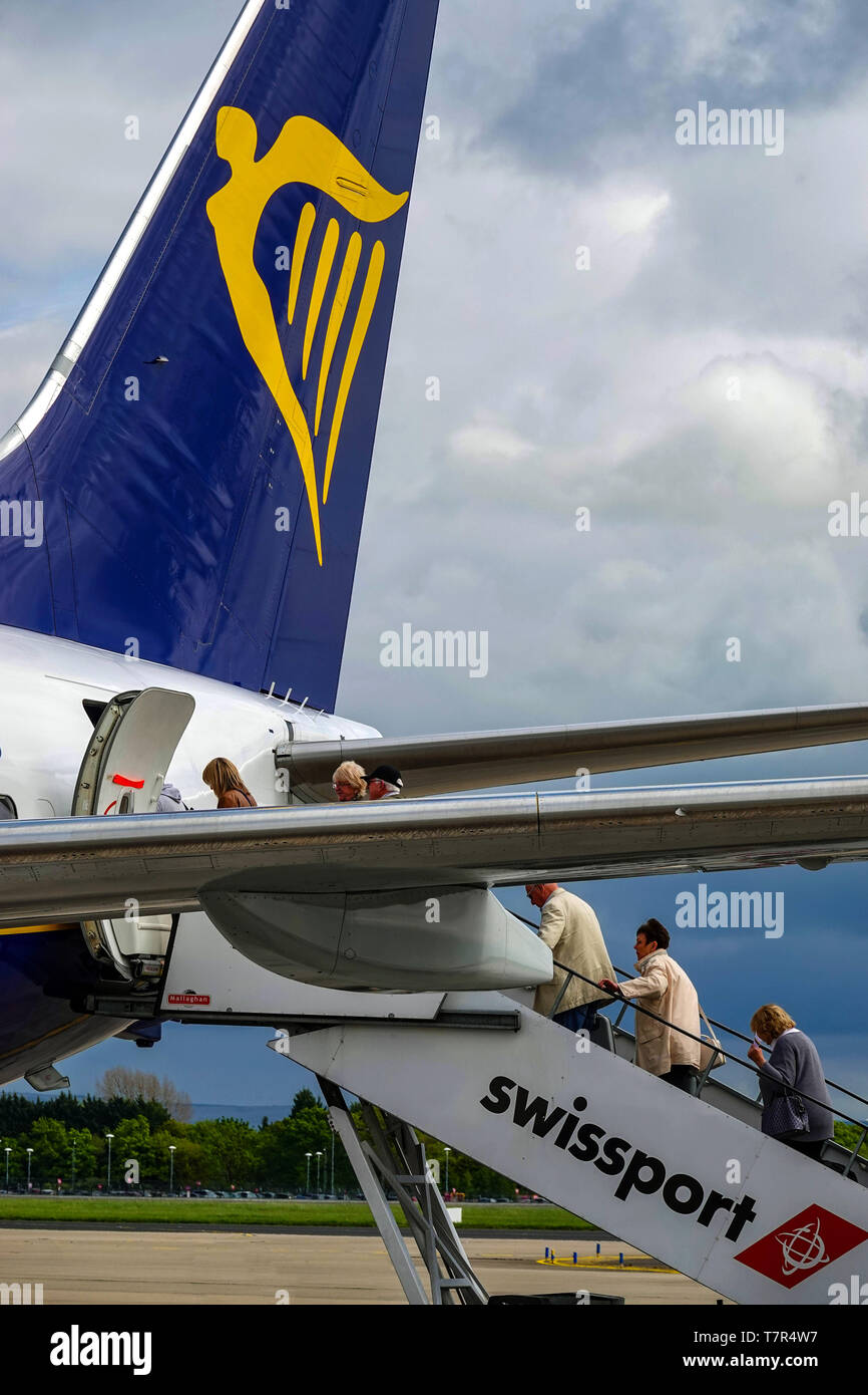 Die Fluggäste eine Ryanair Boeing 737 auf dem Flughafen Manchester, England, Großbritannien Stockfoto