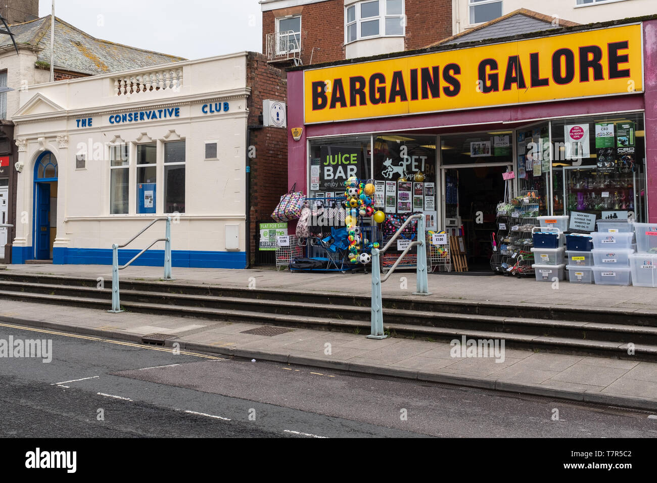 Exmouth, Devon, UK, April 6th, 2019: Das weiße Gebäude der konservativen Club in Exmouth neben einem Schnäppchen shop Welche wahre Ring kann, wenn die Tories die nächste Wahl verlieren. Stockfoto