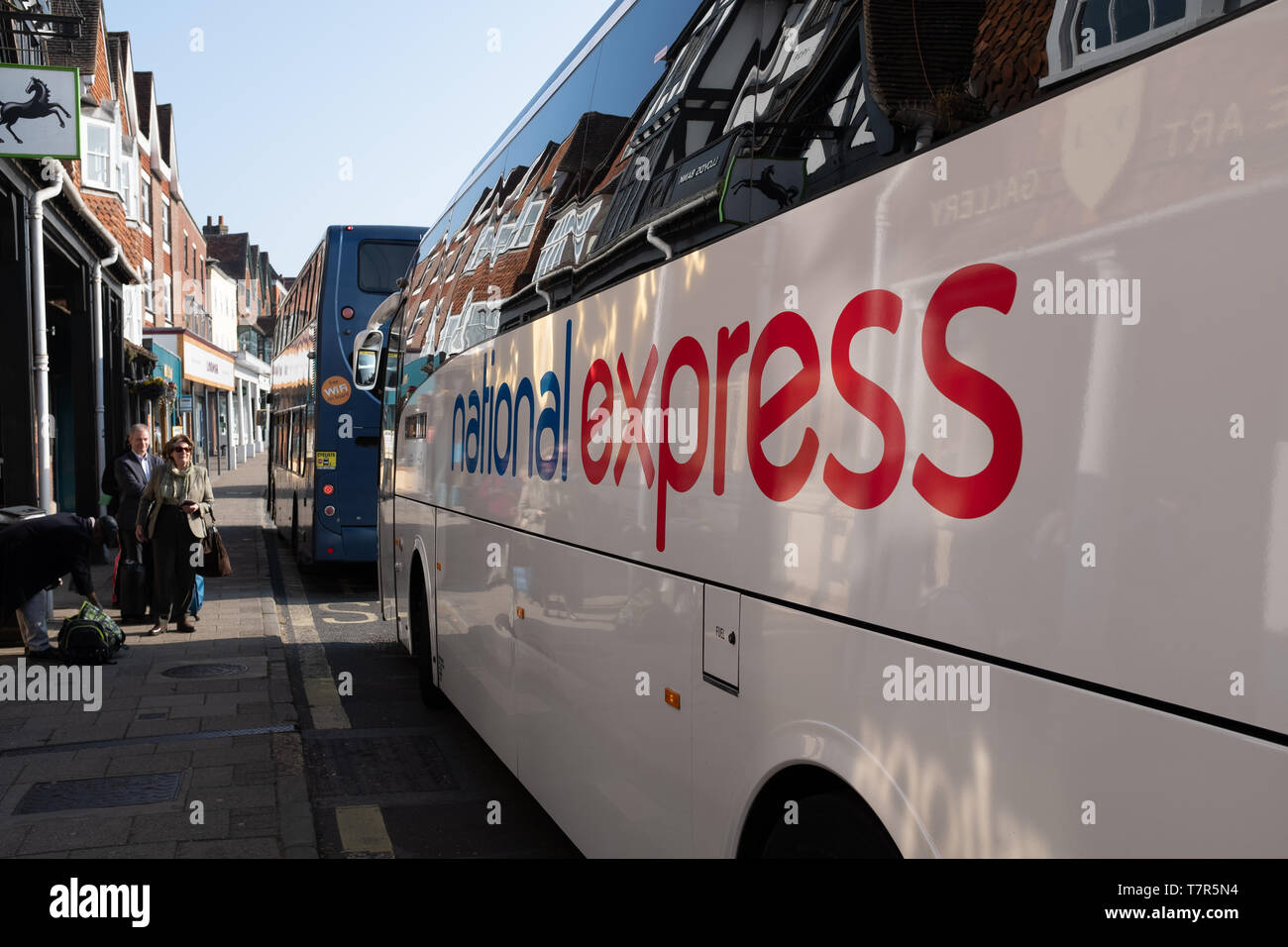 Marlborough, Wiltshire, England, März, 30, 2019: Der National Express Bus Service zieht in den Anschlag in Marlborough, UK abzuholen und Sie laden die Passagiere Stockfoto