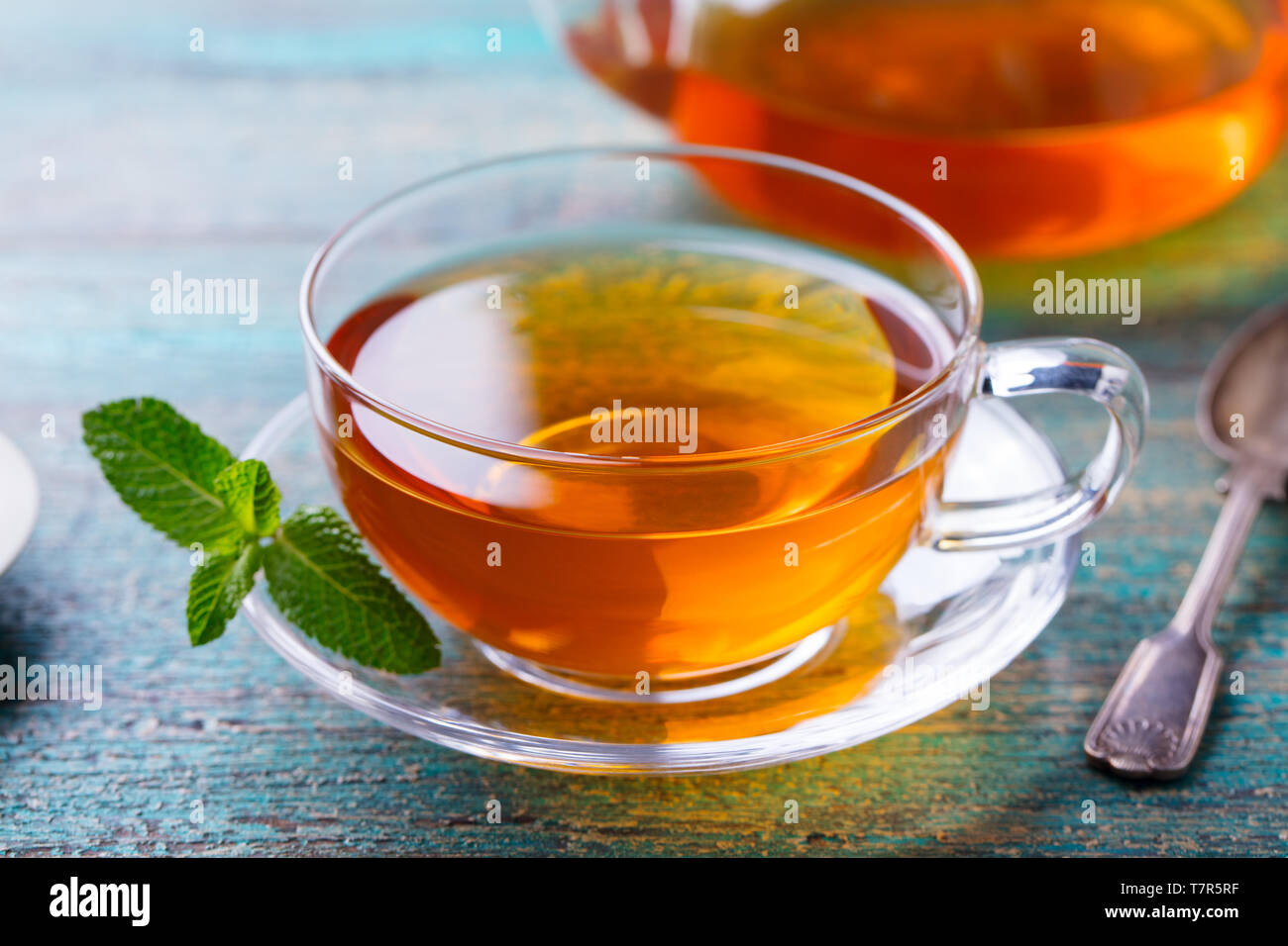 Tasse Tee mit Minze und Zitrone. Close Up. Stockfoto