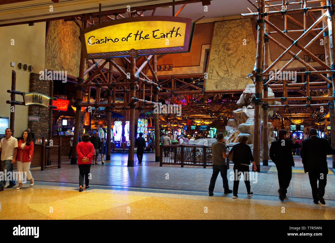 Uncasville, CT USA. Sept. 2018. Menschen zu Fuß und genießen Sie das Casino, das Einkaufszentrum, Unterhaltung und Restaurants an der Mohegan Sun Casino. Stockfoto