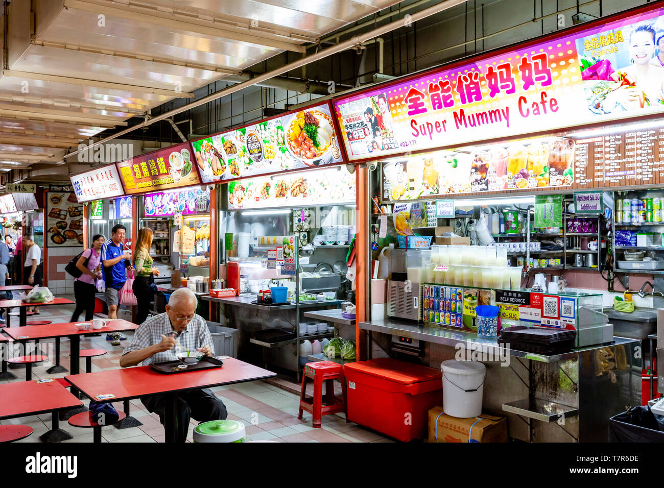 Menschen essen Essen zu einem Hawker Center, Chinatown Complex, Chinatown, Singapur, Südostasien Stockfoto