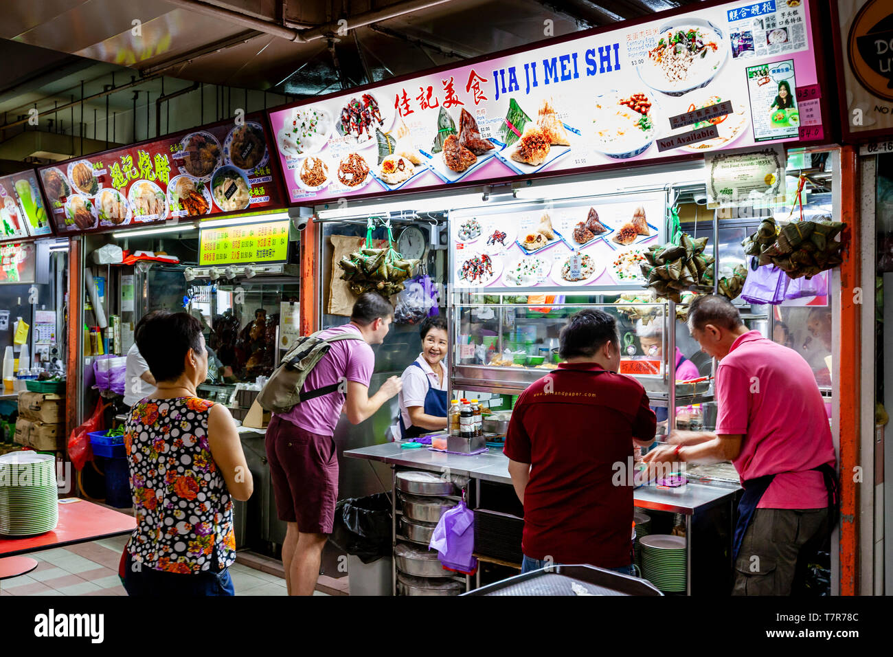 Eine touristische Kaufen Essen zu einem Hawker Stall, Chinatown Complex, Chinatown, Singapur, Südostasien Stockfoto