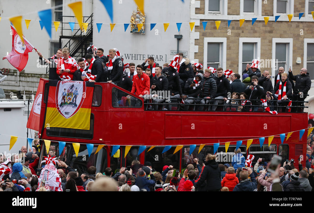 Barnsley Spieler feiern auf einem offenen Bus während der Parade in Barnsley Stadtzentrum. Stockfoto