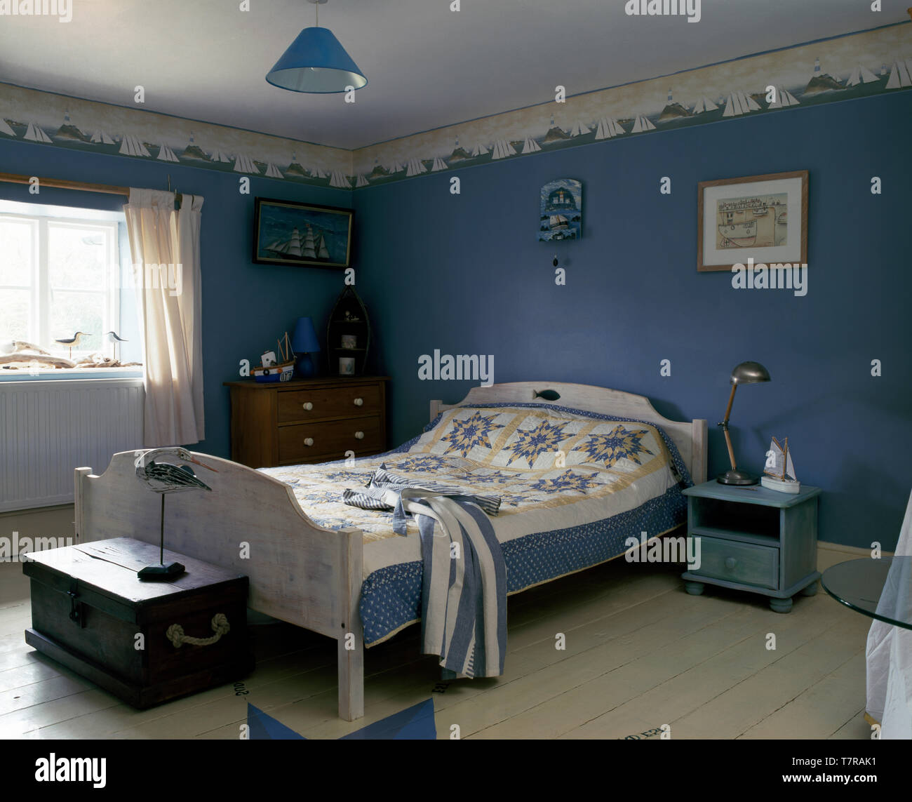 Von Hand Bemalt Nautische Fries Auf Die Wande Der Blauen