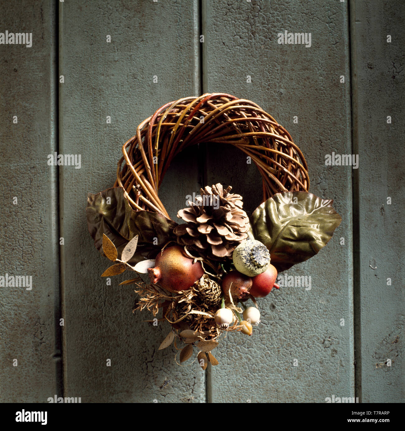Granatapfel mit Tannenzapfen und seedhead Weihnachten Kranz Stockfoto