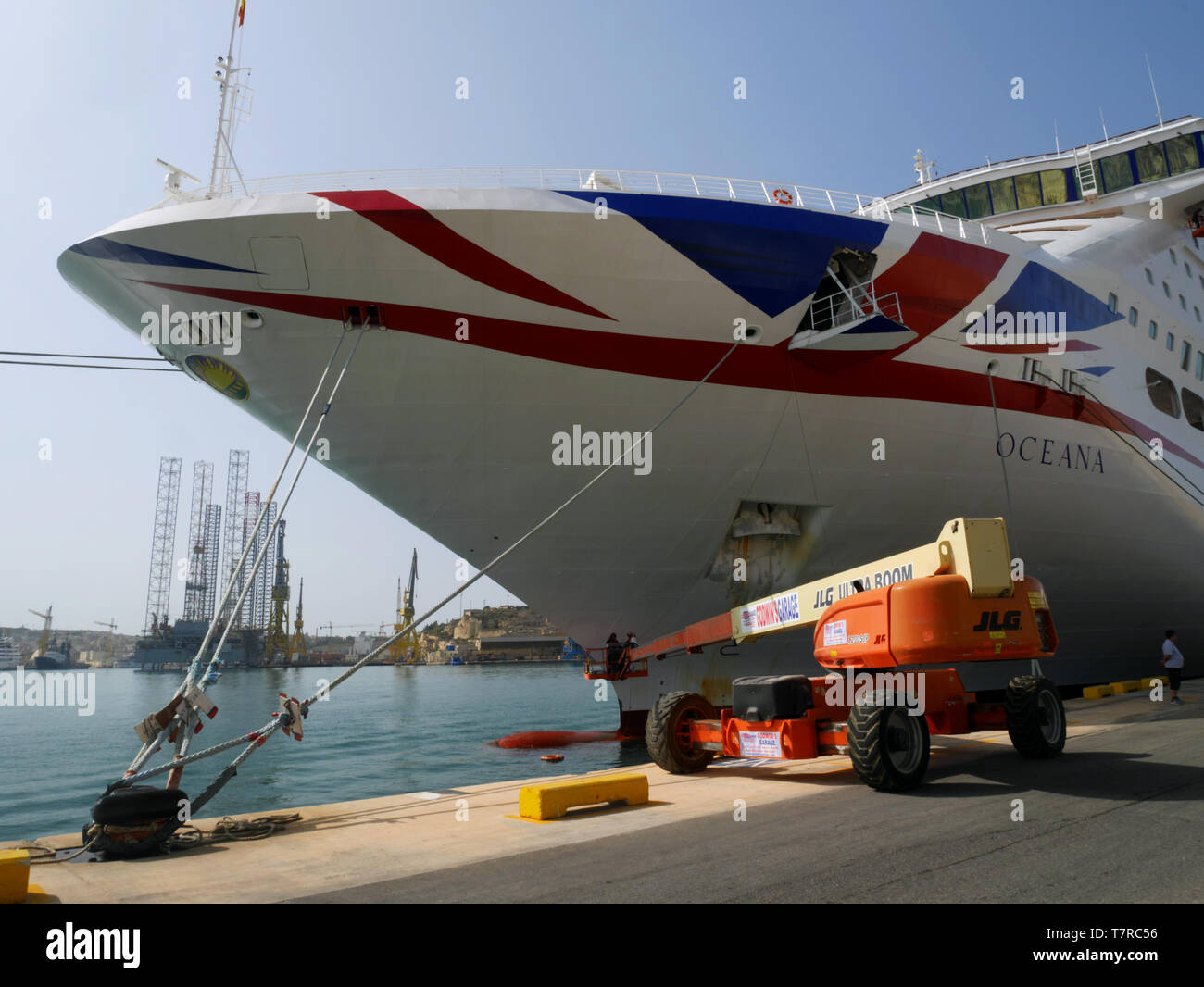 P&O Kreuzfahrtschiff Oceana in Valletta, Malta festgemacht. Malerei im Gange. Stockfoto