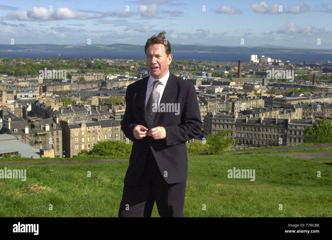 Schatzkanzler Michael Portillo dargestellt nach der Vorstellung der aktuellen konservativen Poster an Edinburghs Calton Hill heute (Freitag, 18/5/01). Stockfoto