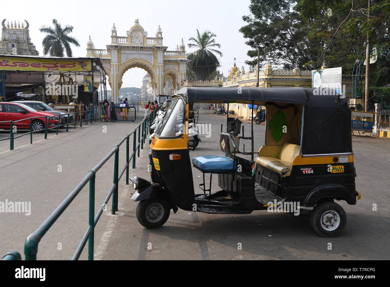 Indische Rikscha (Taxi) außerhalb des Tores nach Mysore, Indien geparkt. Stockfoto