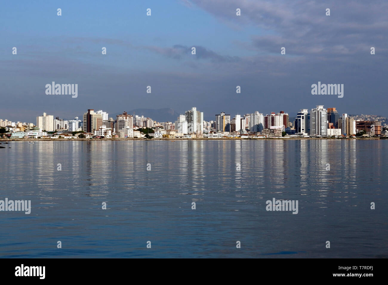 Skyline der Stadt Florianópolis. Region der Promenade entlang der Küste der Hauptstadt, im Bundesstaat Santa Catarina, Brasilien. Stockfoto