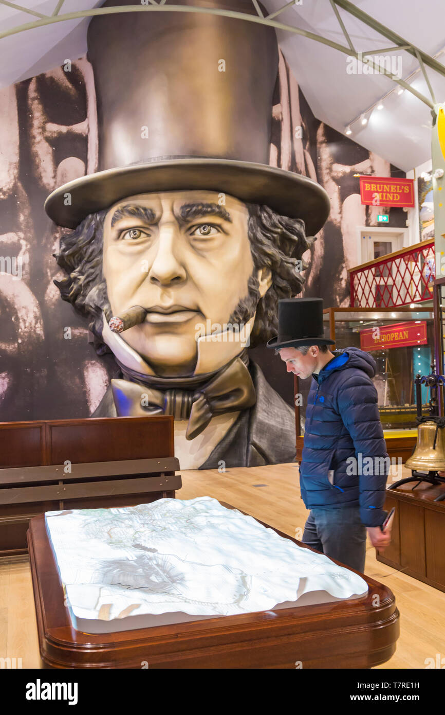 Gemacht tragen Top hat bei Ausstellungen innerhalb des Seins Brunel Museum Sehenswürdigkeit in Bristol, England UK suchen im April Stockfoto