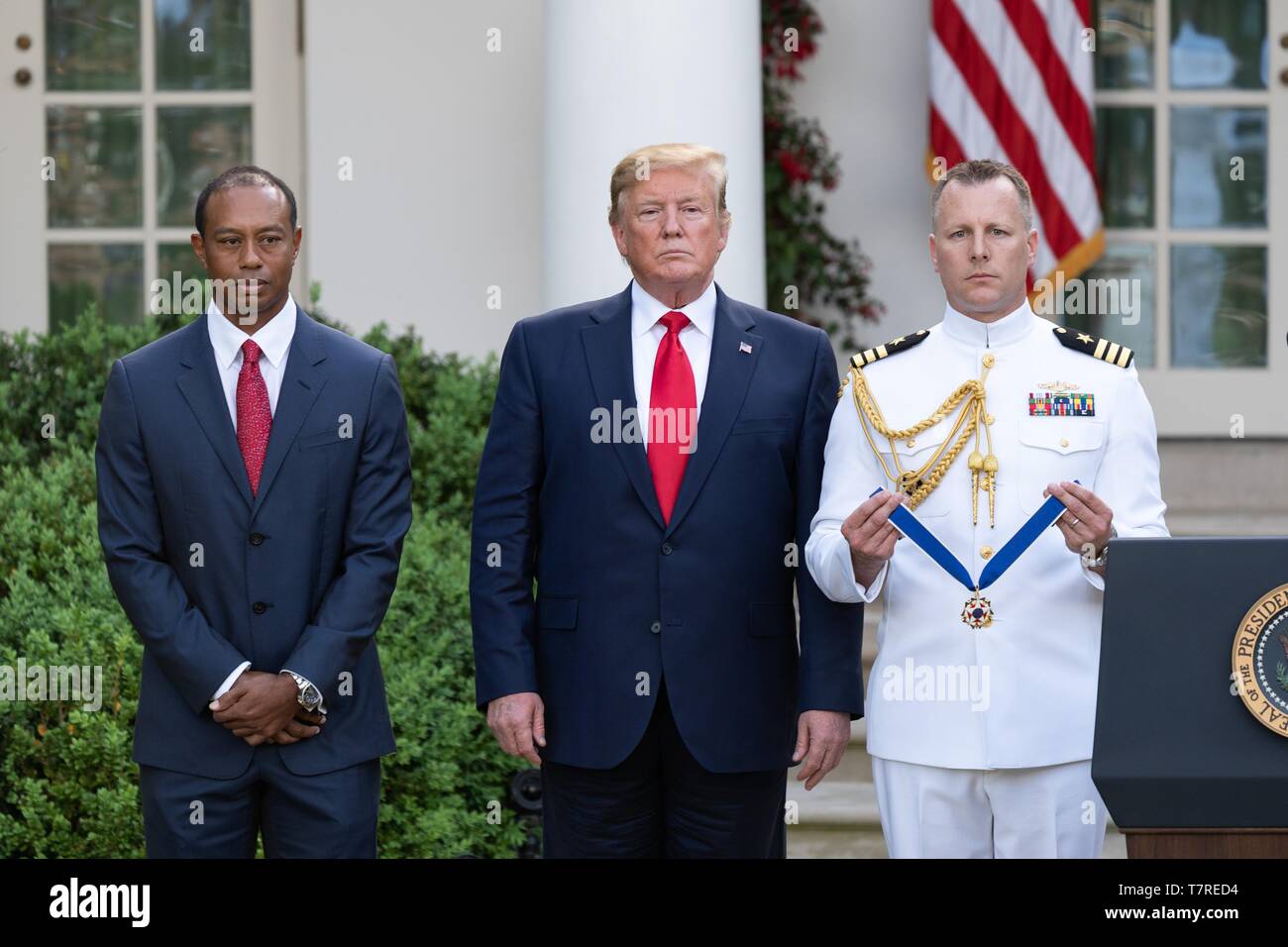 Us-Präsident Donald Trump steht mit Golfspieler Tiger Woods bei der Präsentation der Präsidentenmedaille der Freiheit im Rosengarten des Weißen Hauses Mai 6, 2019 in Washington, DC. Stockfoto