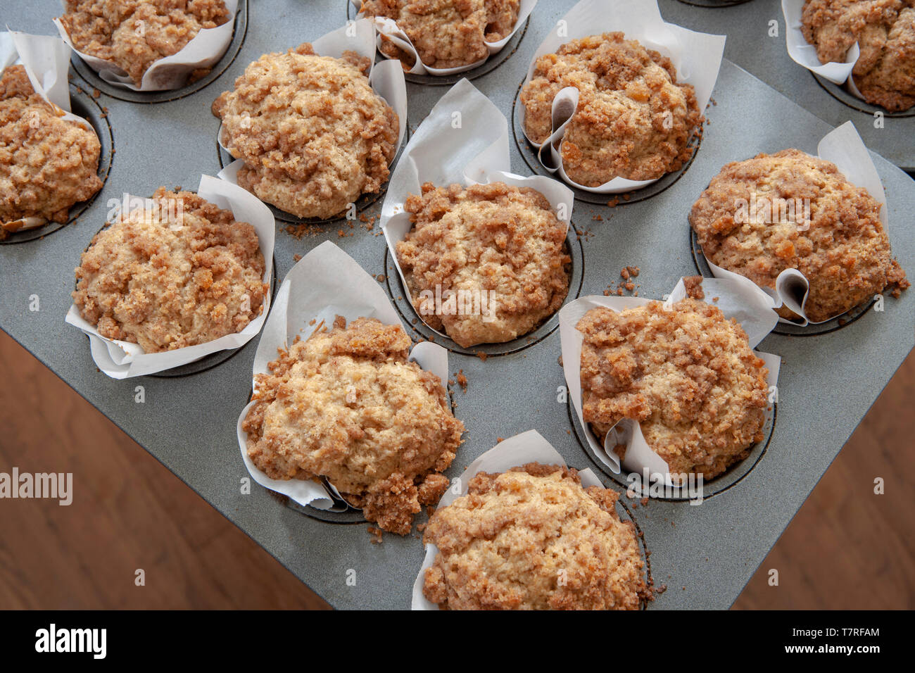 Molkerei- und Glutenfrei, Zimt streusel Muffins Stockfoto