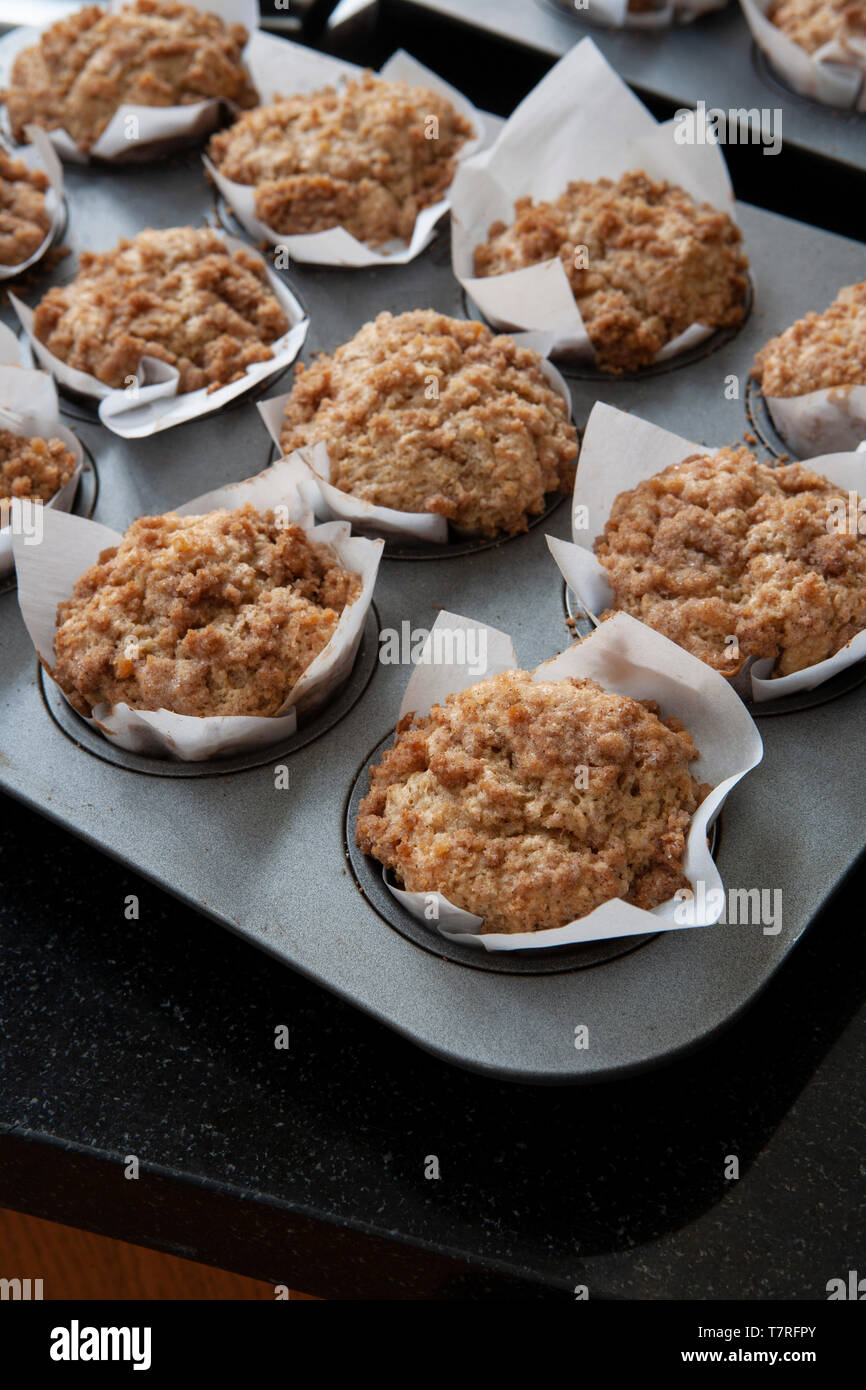 Molkerei- und Glutenfrei, Zimt streusel Muffins Stockfoto