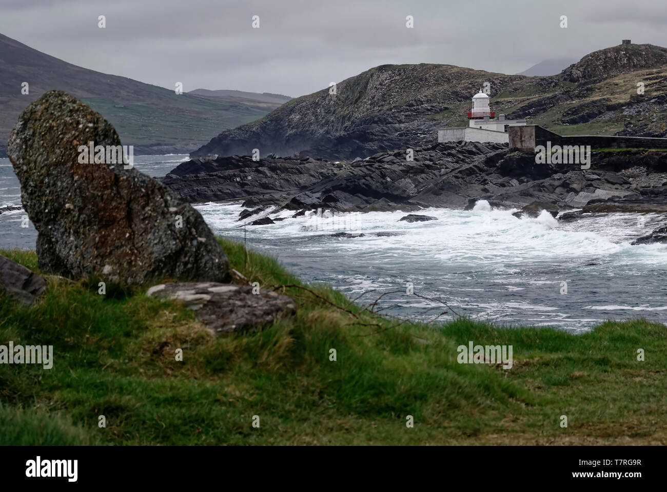 Cromwell Point Lighthouse Der Leuchtturm in Cromwell Punkt auf Valentia Island, sorgt für Boote sicher in Valentia Hafen ankommen. Stockfoto