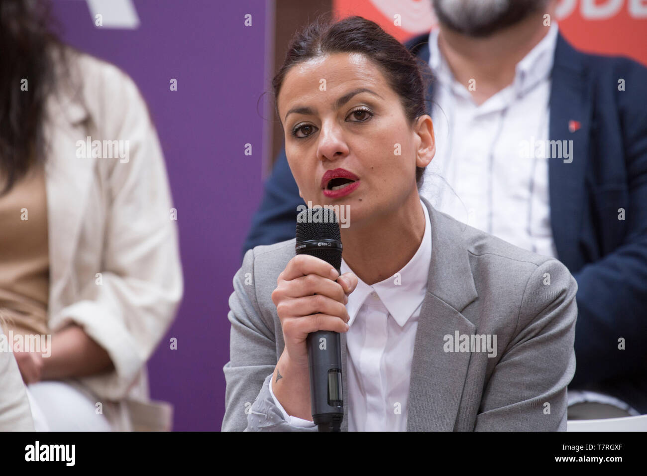 Sira Riego beobachtet, als er während der Präsentation. Unidas Podemos präsentieren ihre Liste der Kandidaten für die bevorstehenden Wahlen am 26. Mai im Europäischen Parlament. Auf der Pressekonferenz der Spitzenkandidat, Maria Eugenia Rodriguez Palop, Esperanza Villanueva, Sira Rego (I.E.) und Ernest Urtasun (Katalonien in Comú) mit den anderen Kandidaten teil und präsentierten Sie die Achsen der zukünftigen Wahlprogramm. Stockfoto