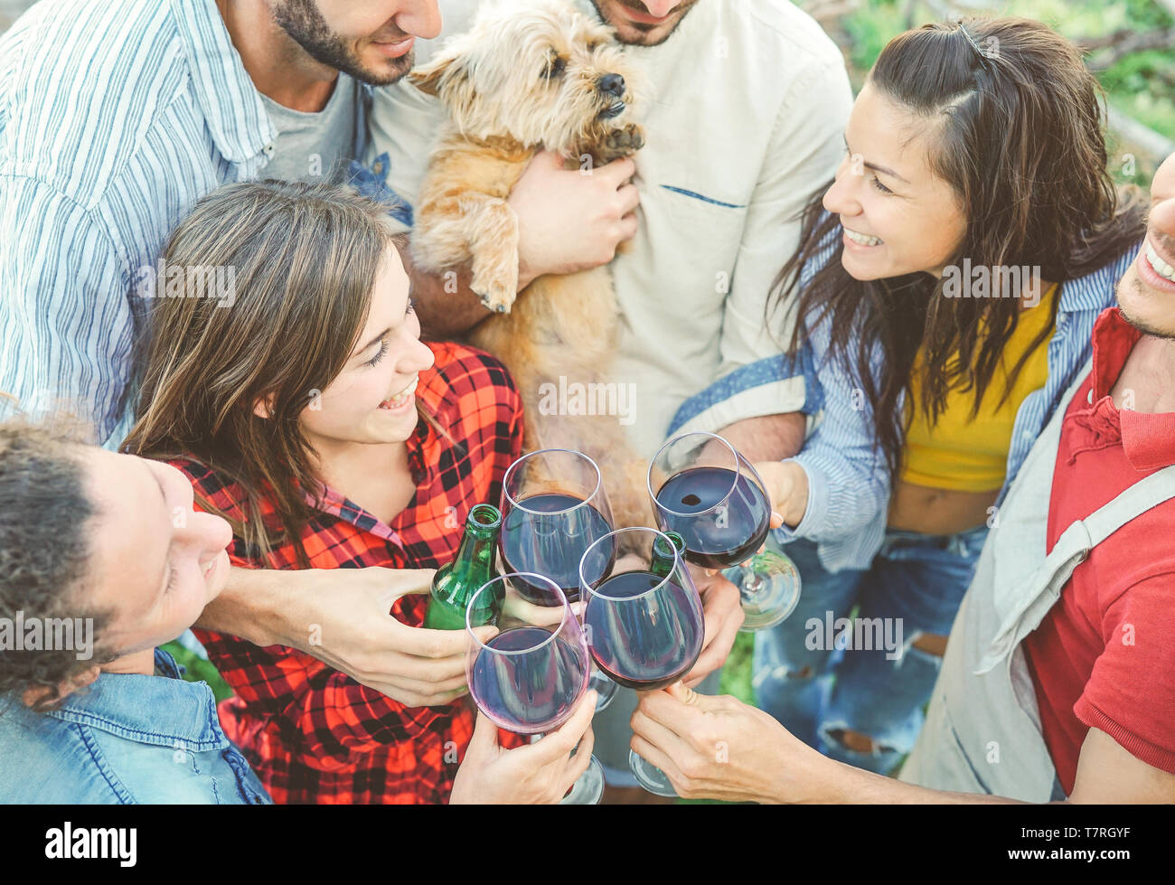 Gerne Freunde jubeln mit Gläser Rotwein Outdoor - Junge Leute Spaß trinken, Toasten und gemeinsam lachen in einem Weinberg Haus Stockfoto