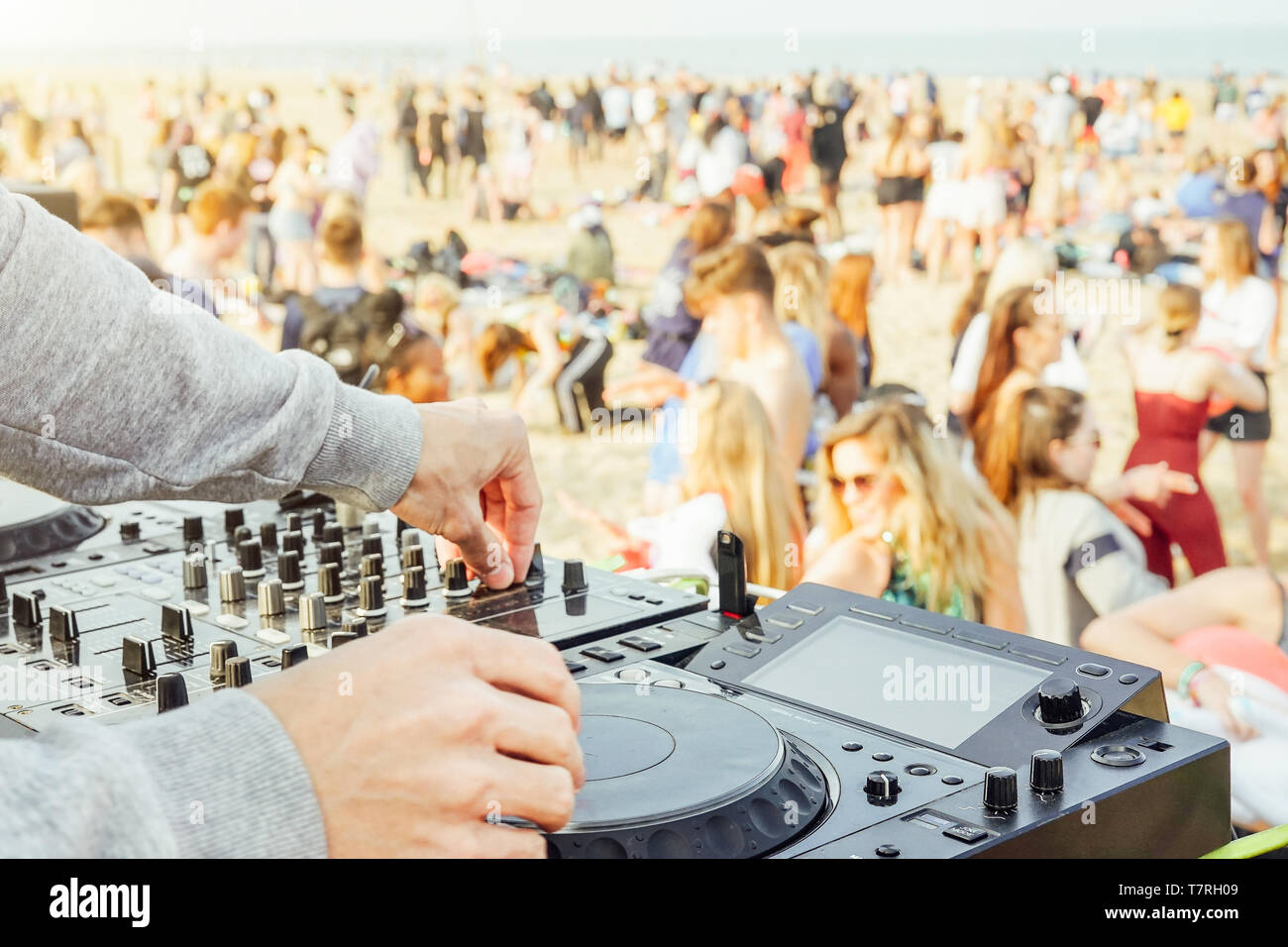 Nahaufnahme von Hand spielen Musik von DJ Plattenspieler an Beach party Festival - Masse Menschen tanzen und Spaß im Club outdoor Stockfoto