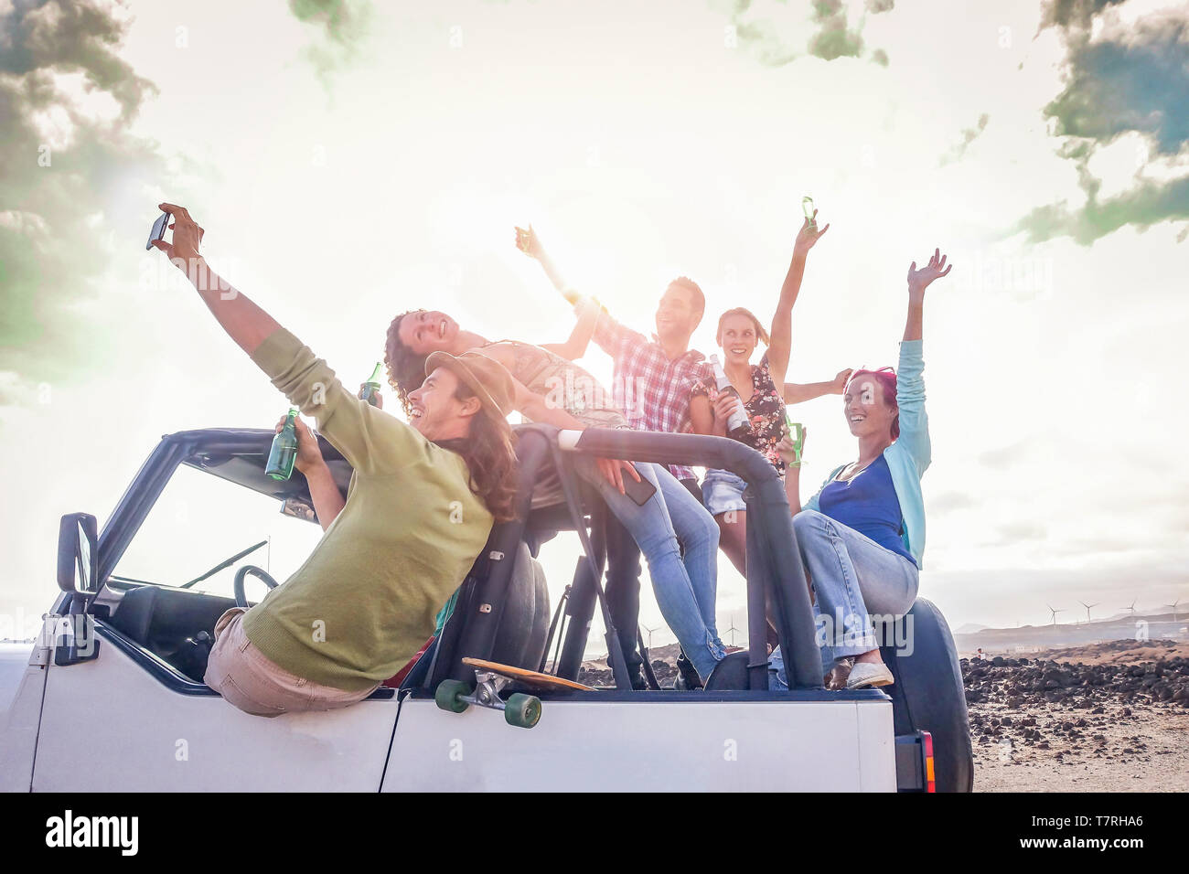 Gruppe der glücklichen Freunde Spaß auf Cabrio im Urlaub - Junge Leute trinken Champagner und unter selfie während ihres Ausflugs Stockfoto Gruppe der glücklichen Freunde Spaß auf Cabrio im Urlaub - Junge Leute trinken Champagner und unter selfie während ihres Ausflugs Stockfoto