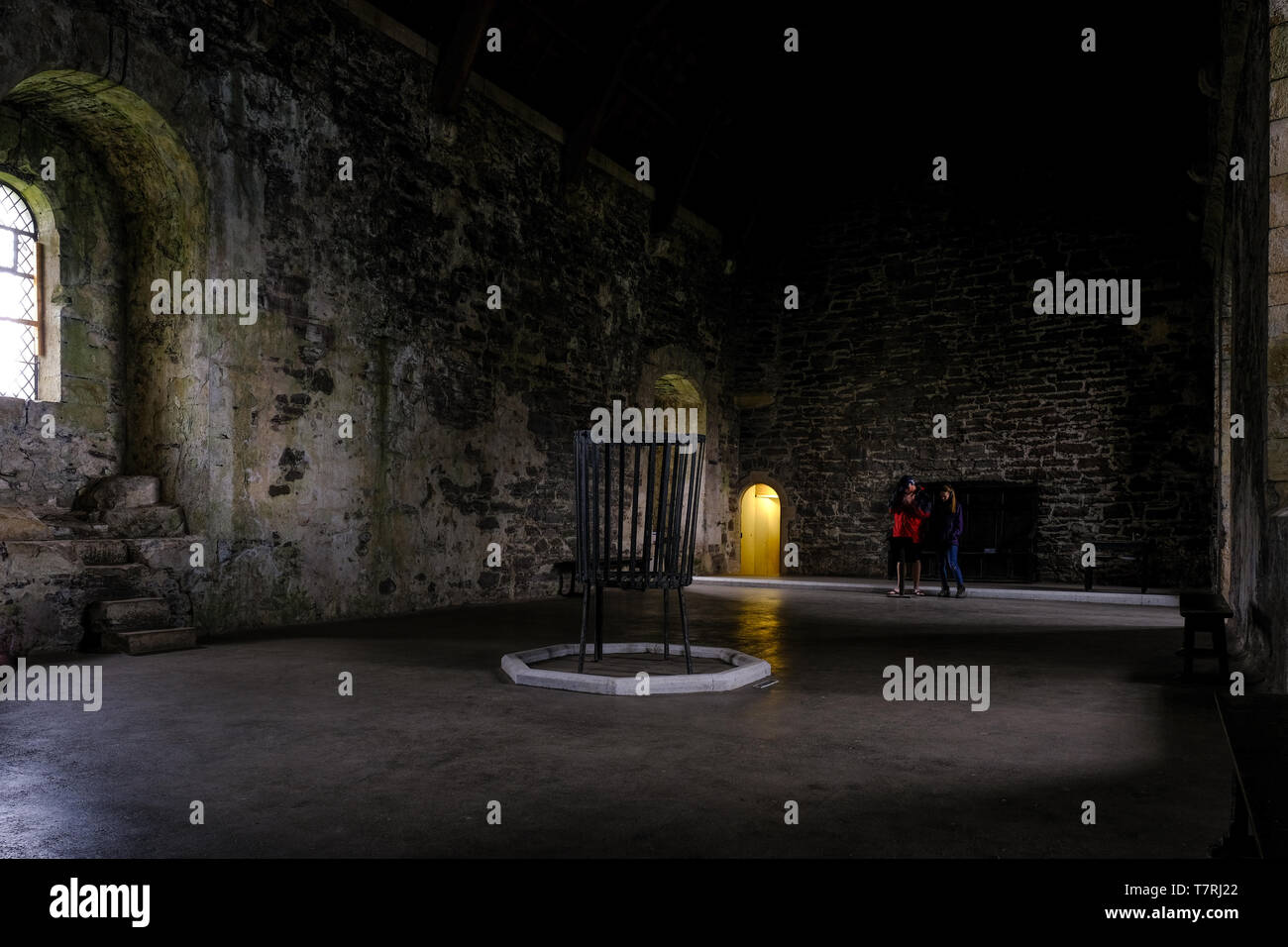 Besucher Doune Castle in Schottland hört ein Audio Guide über die Geschichte der Burg und die Geschichte von, wie es in der TV-Serie Outlander bietet. Stockfoto