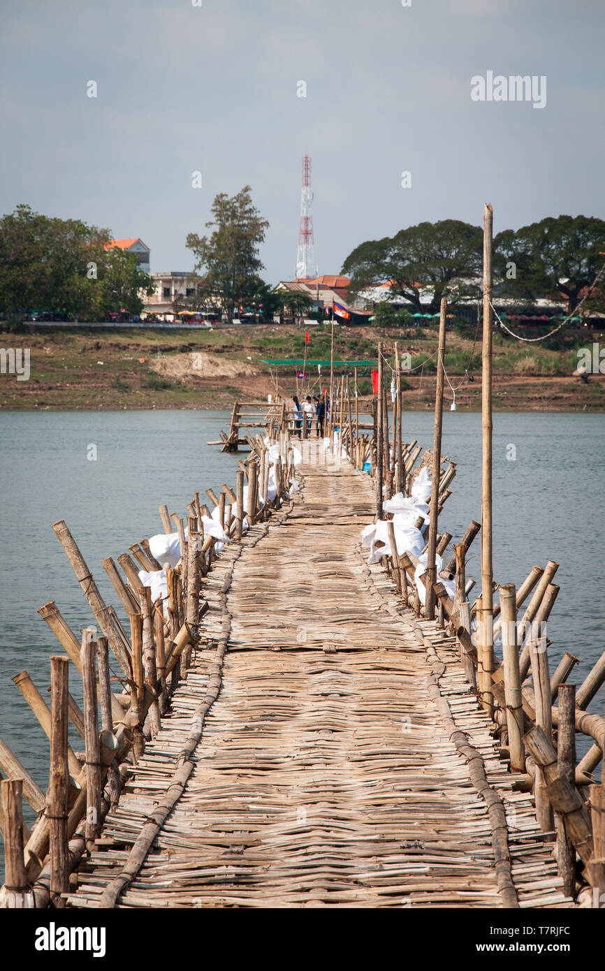 Bamboo Brücke im Mekong, in Kampong Cham, Kambodscha Stockfoto